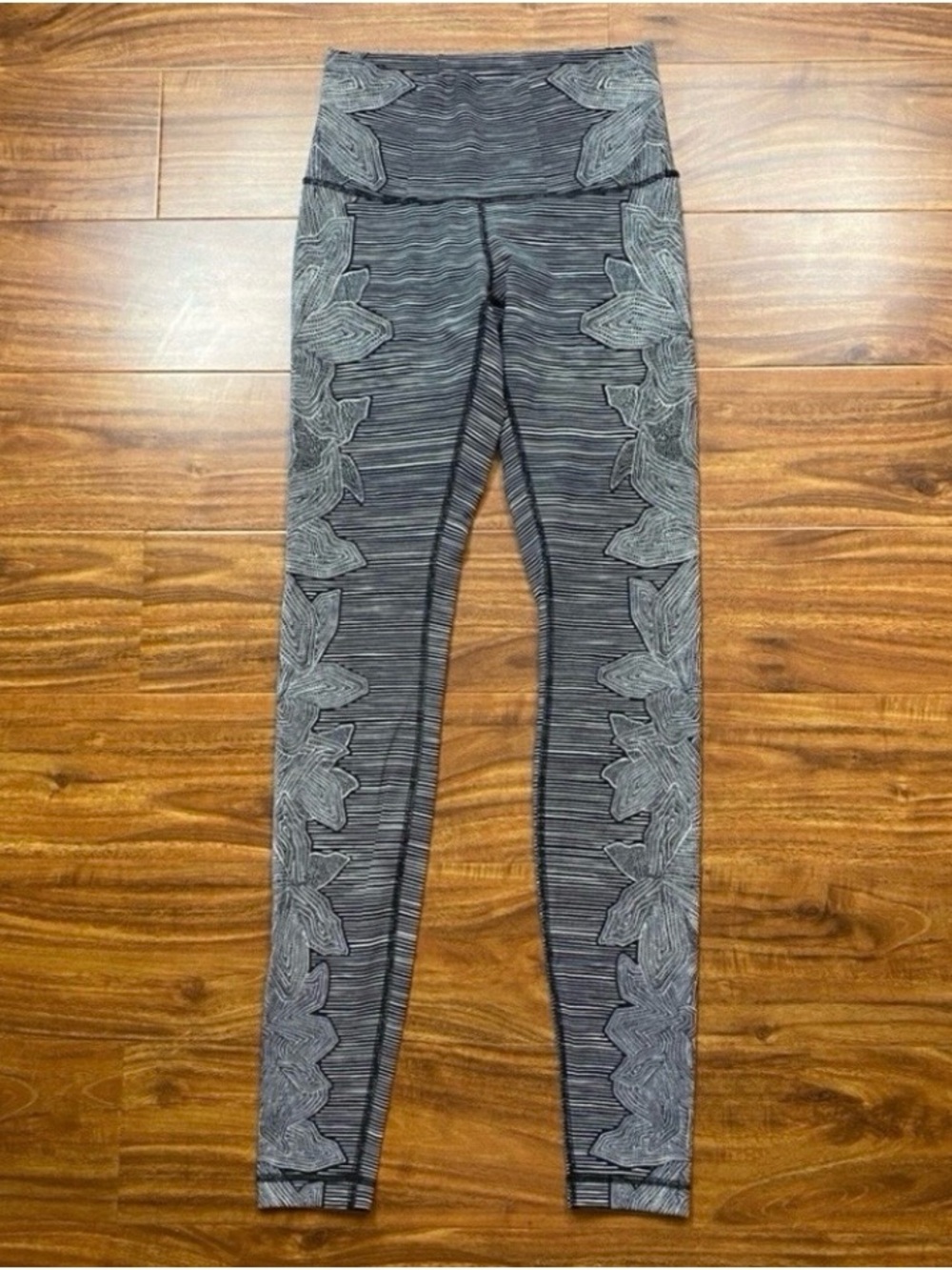Lululemon Women Wunder Under Dottie Tribe White Black Floral Legging Size 6 Yoga
